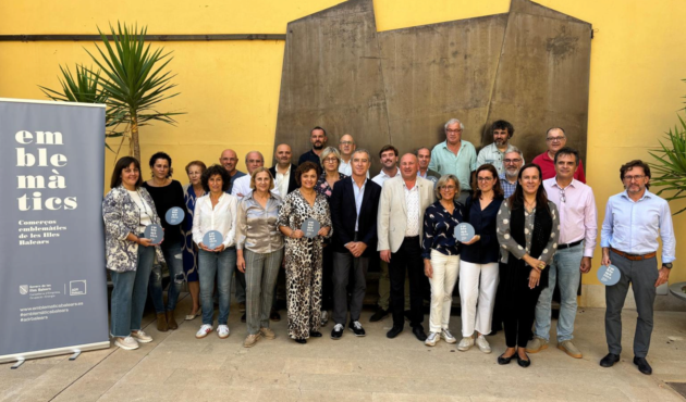 Els quinze comerços de Binissalem adherits a Emblemàtics Balears han rebut avui les plaques que els identifiquen com a part del programa de la Conselleria d’Empresa, Ocupació i Energia