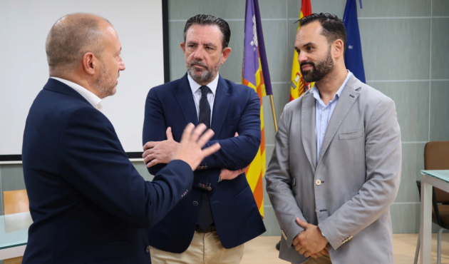 El conseller Alejandro Sáenz de San Pedro amb el director general d’Economia Circular, Transició Energètica i Canvi Climàtic, Diego Viu i Hernando Rayo Sarrias, director gerent de l'Institut Balear de l'Energia (IBE).