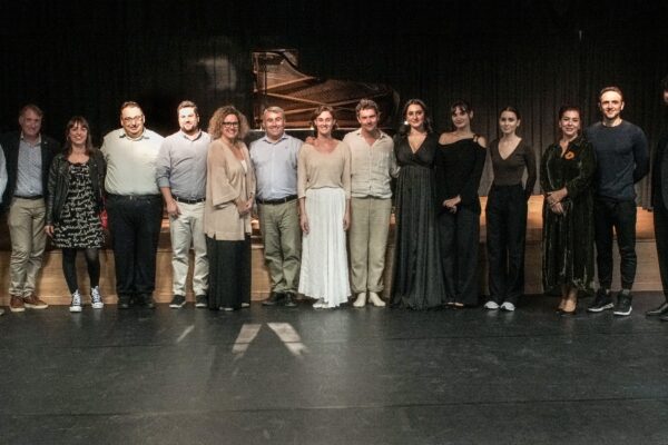 Actuació d'artistes albanesos i de les Illes
