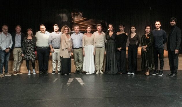 Actuació d'artistes albanesos i de les Illes