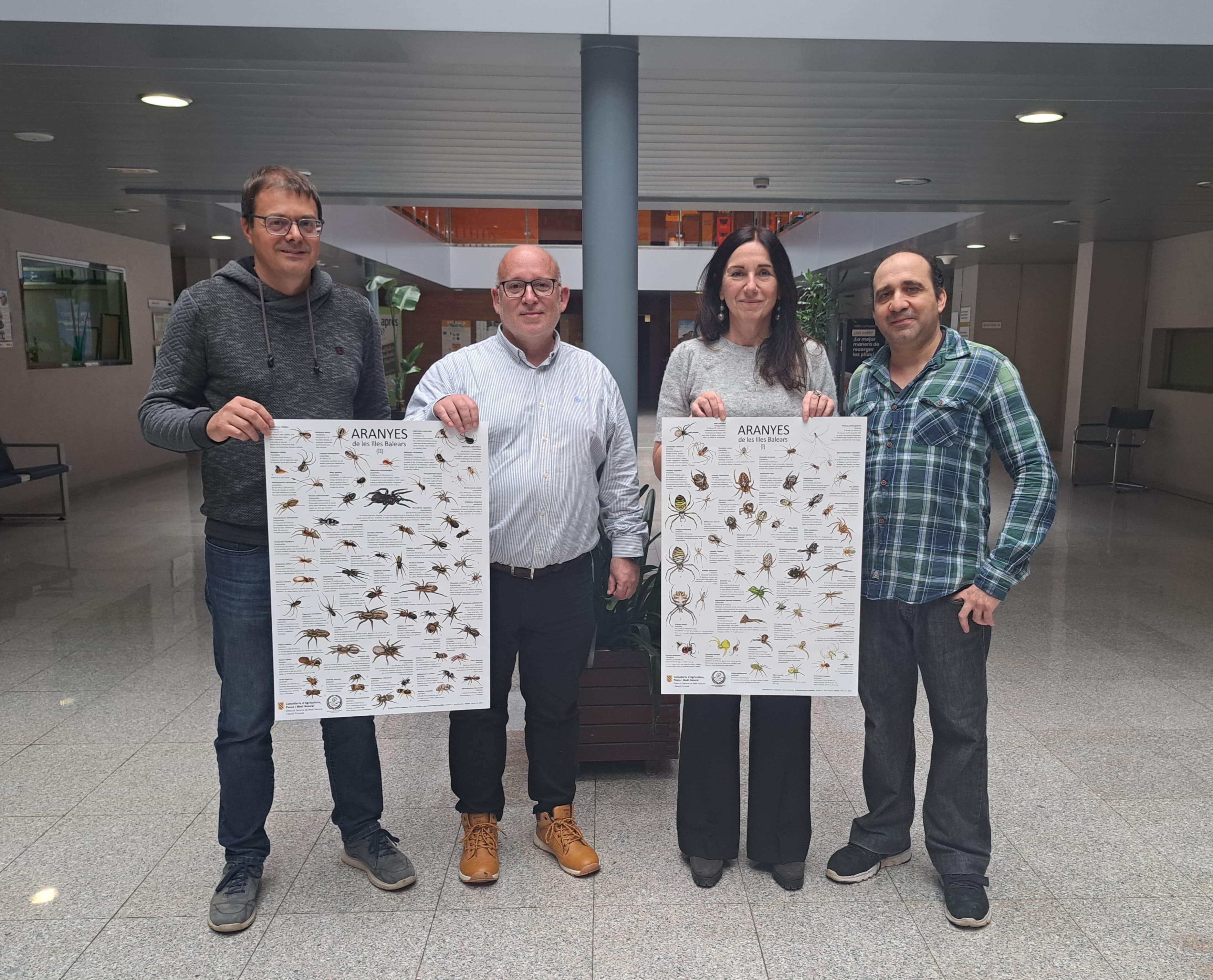 La directora general Anna Torres, acompanyada del cap de Servei del Protecció d'Espècies, Tomàs Bosch, i Xavier Canyelles i Guillem X. Pons.