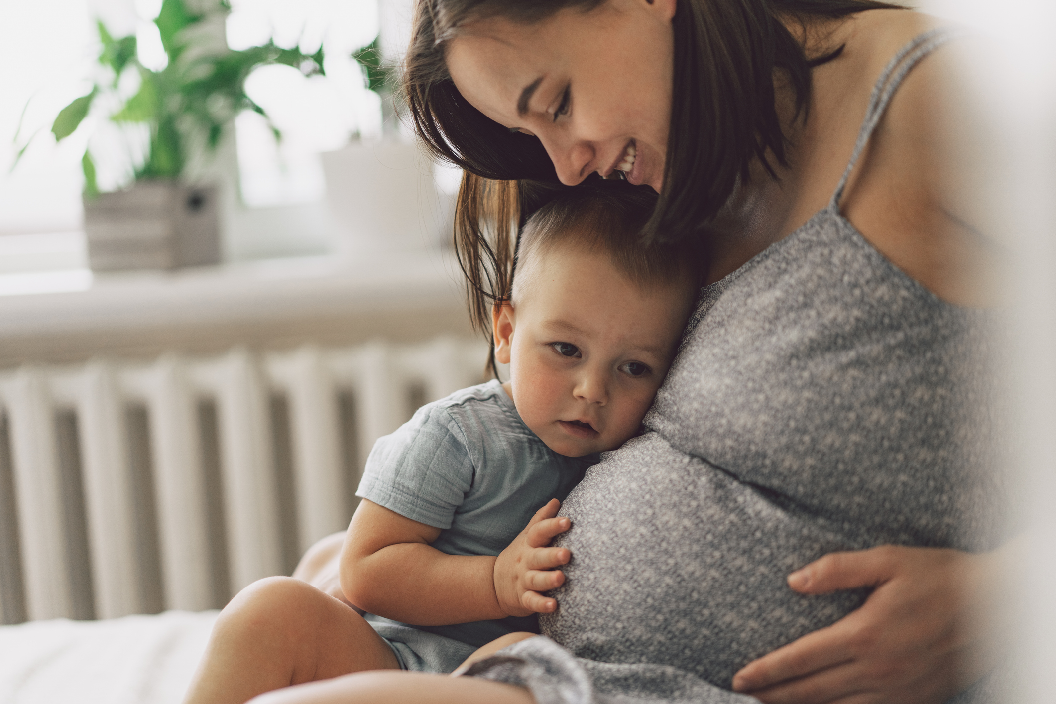 Madre embarazada con niño
