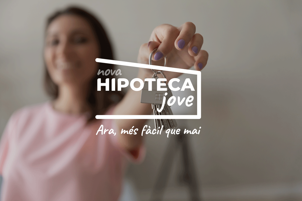 Joven con llaves de casa