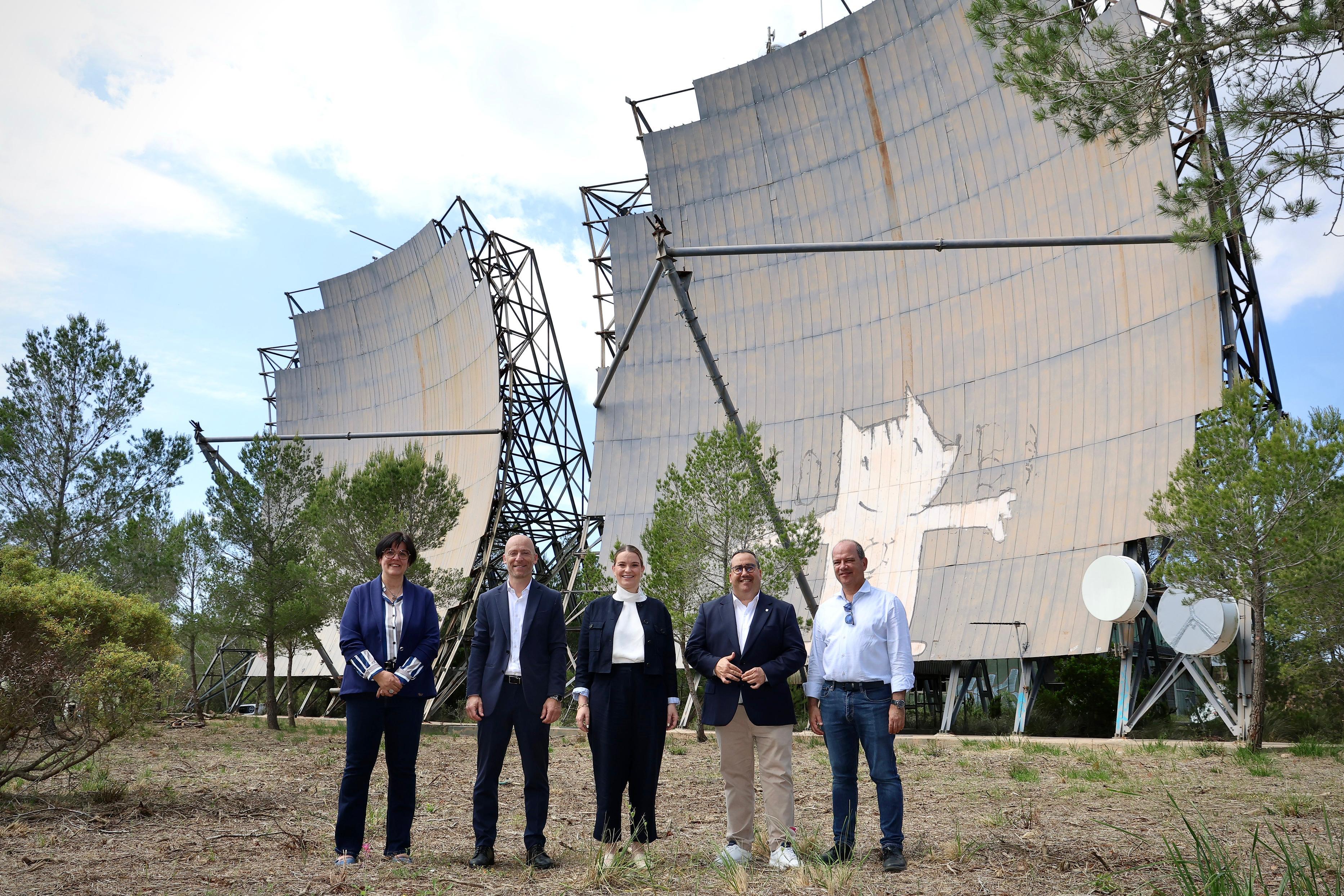 La presidenta del Govern, el president del Consell, el batle de Ferreries i altres autoritats, durant la visita a l’antiga base militar de s’Enclusa.