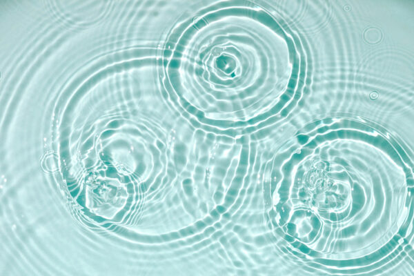 Gotas sobre el agua
