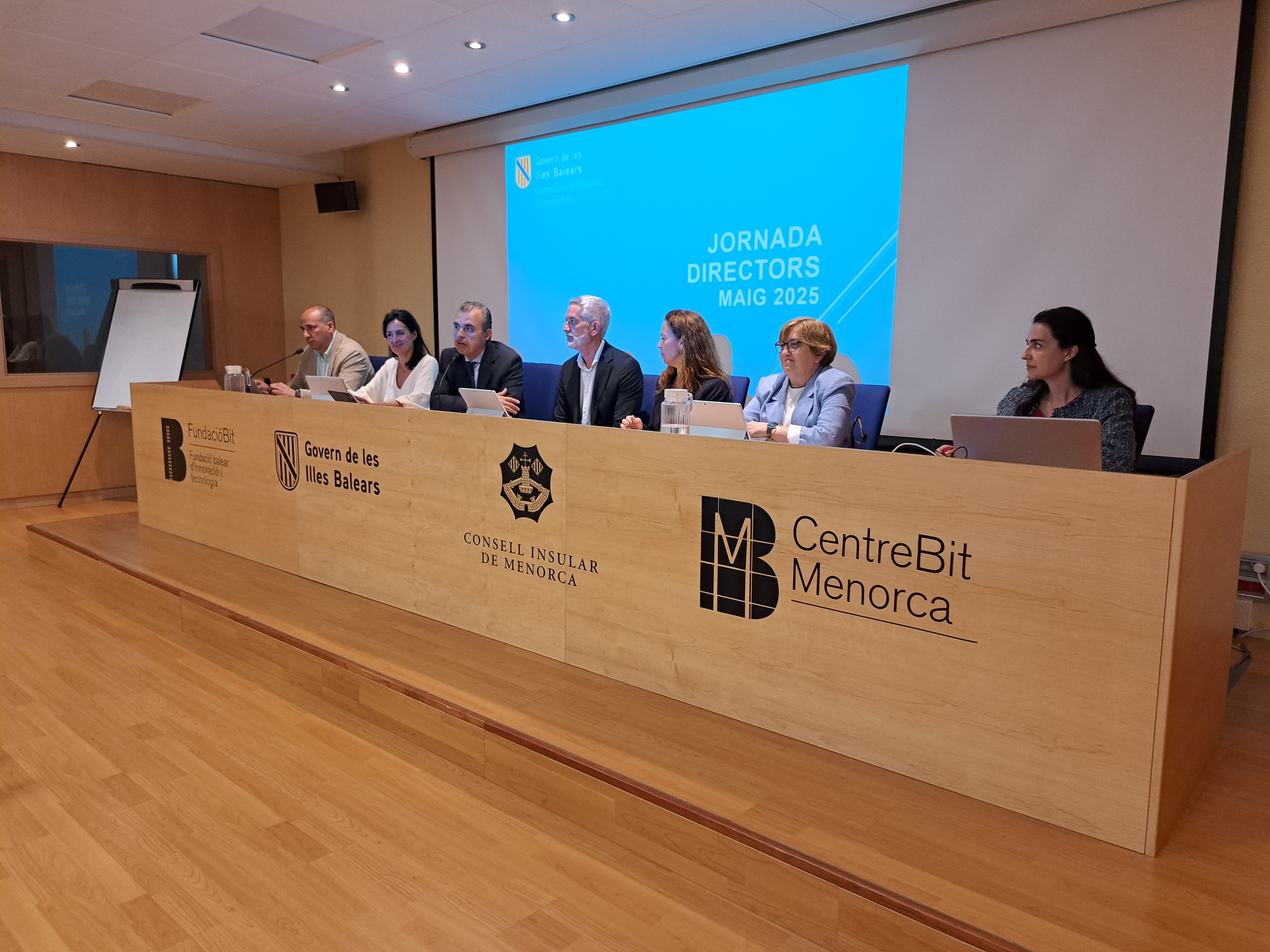 Educació reuneix els directors dels centres educatius públics de Menorca per a la planificació del pròxim curs