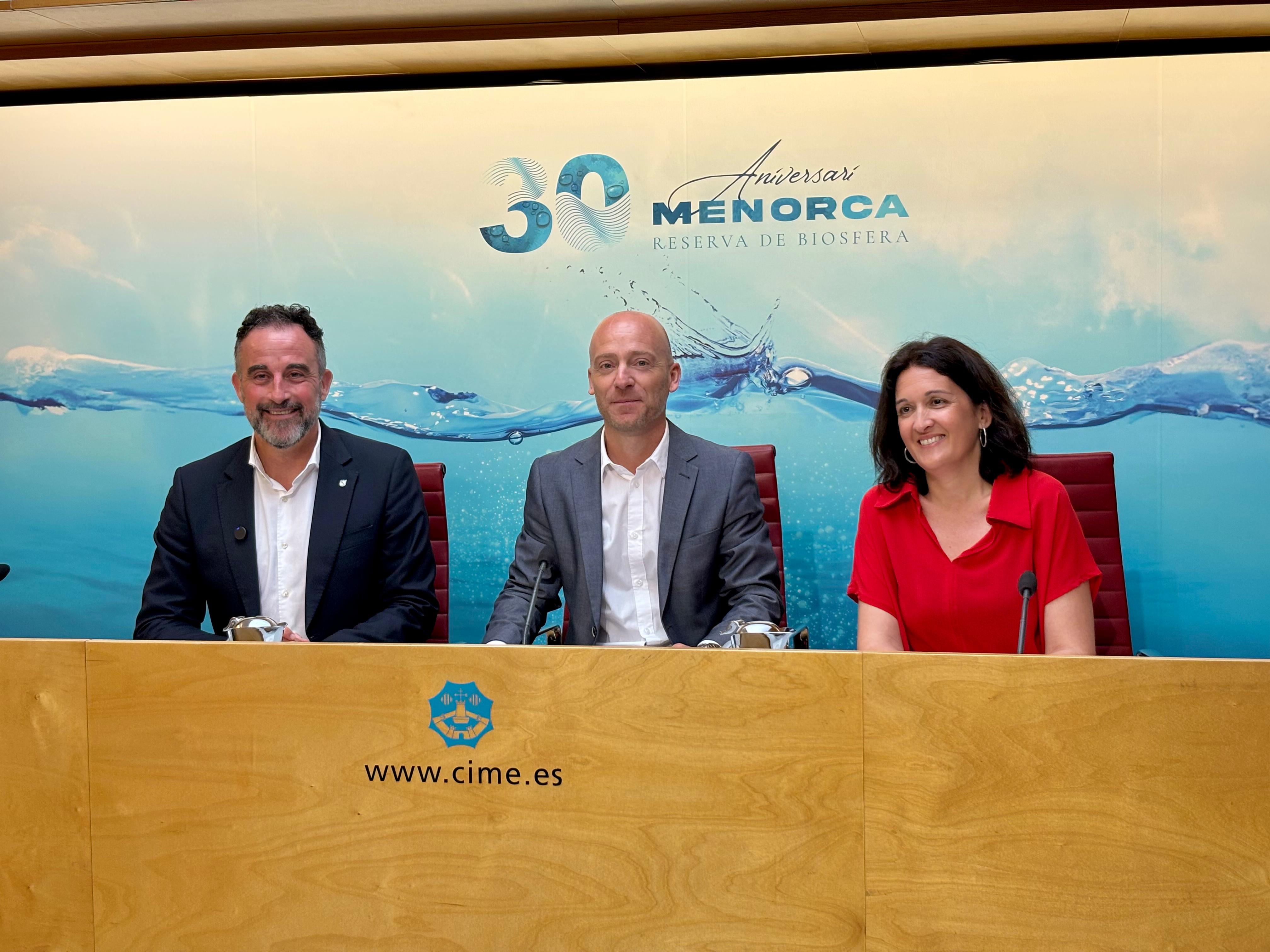 A la imatge: el conseller d'Habitatge, Territori i Mobilitat, José Luis Mateo; el president del Consell de Menorca, Adolfo Vilafranca i la directora de l'IBDONA, Cati Salom.