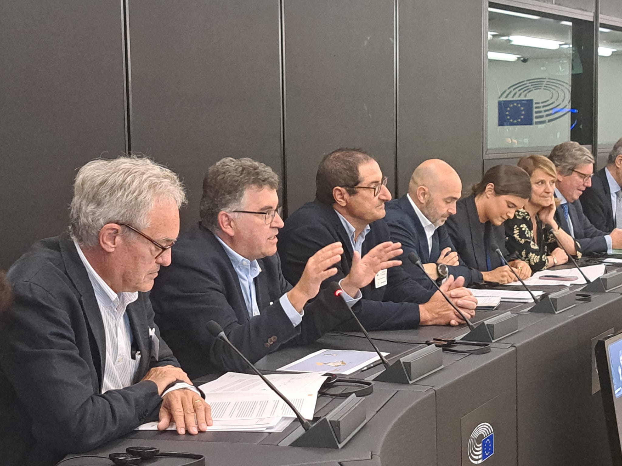 El conseller d'Agricultura, Pesca i Medi Natural, Joan Simonet, acompanyat pel director general de Pesca, Antoni M. Grau, s'ha reunit avui a Estrasburg amb el comissari de Pesca i Oceans, Costas Kadis.