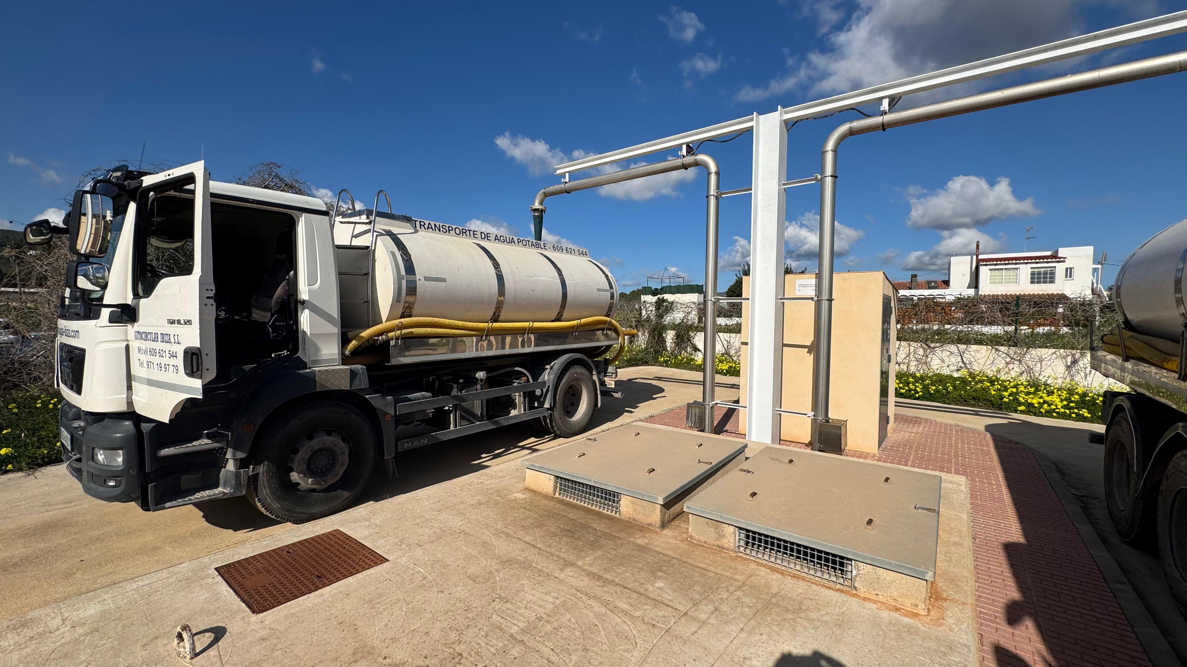 Dispensador per a camions al costat de la planta dessalinitzadora de Santa Eulària