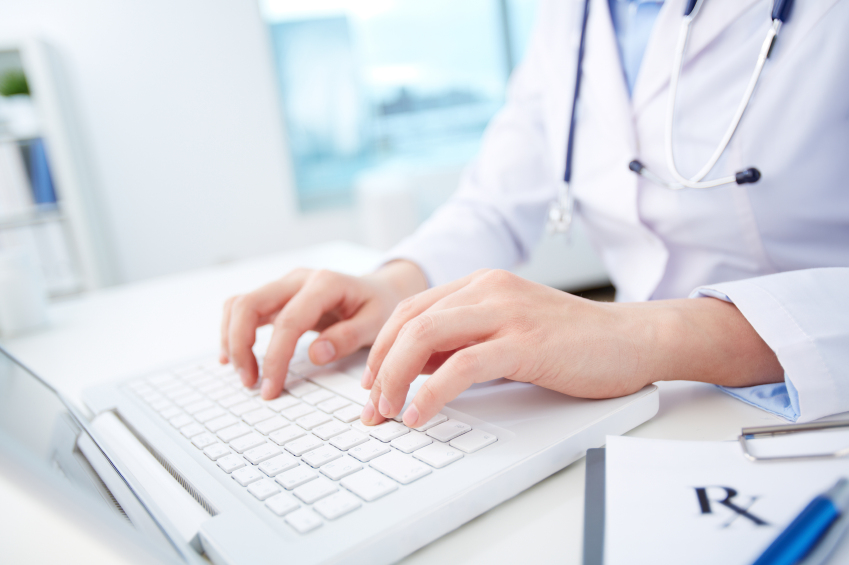 Una doctora escriu a un teclat d'ordinador.