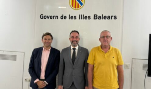 El conseller d'Habitatge, Territori i Mobilitat, José Luis Mateo; el batle de Maria de la Salut, Jaime Ferriol, i el gerent de l’Institut Balear de l’Habitatge (IBAVI), Roberto María Cayuela