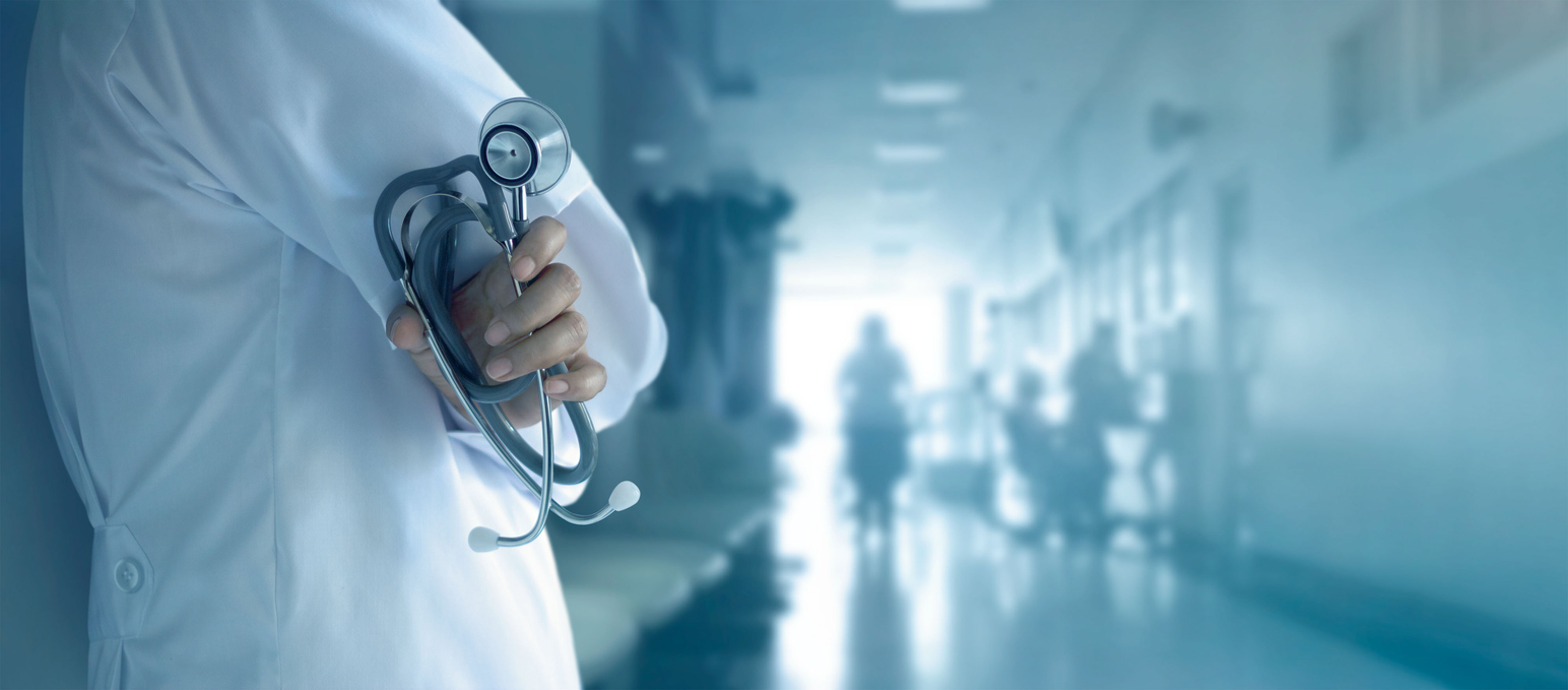 Metge a un centre sanitari