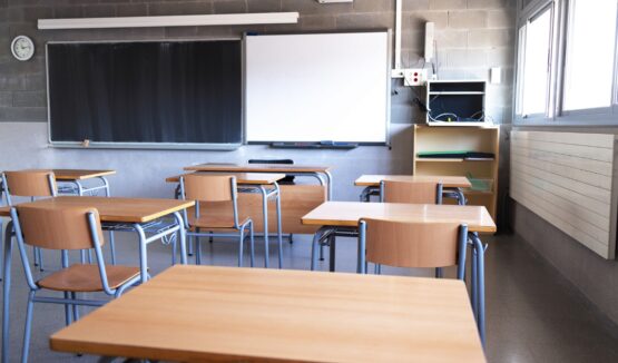 Taules i cadires d'una aula