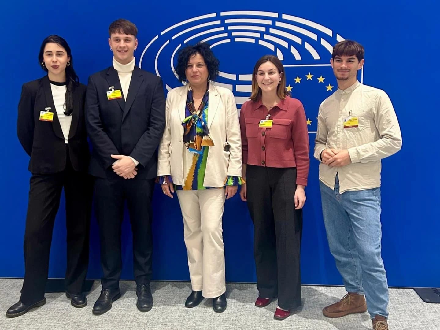 Convocades quatre beques formatives en matèria de la Unió Europea per a titulats universitaris