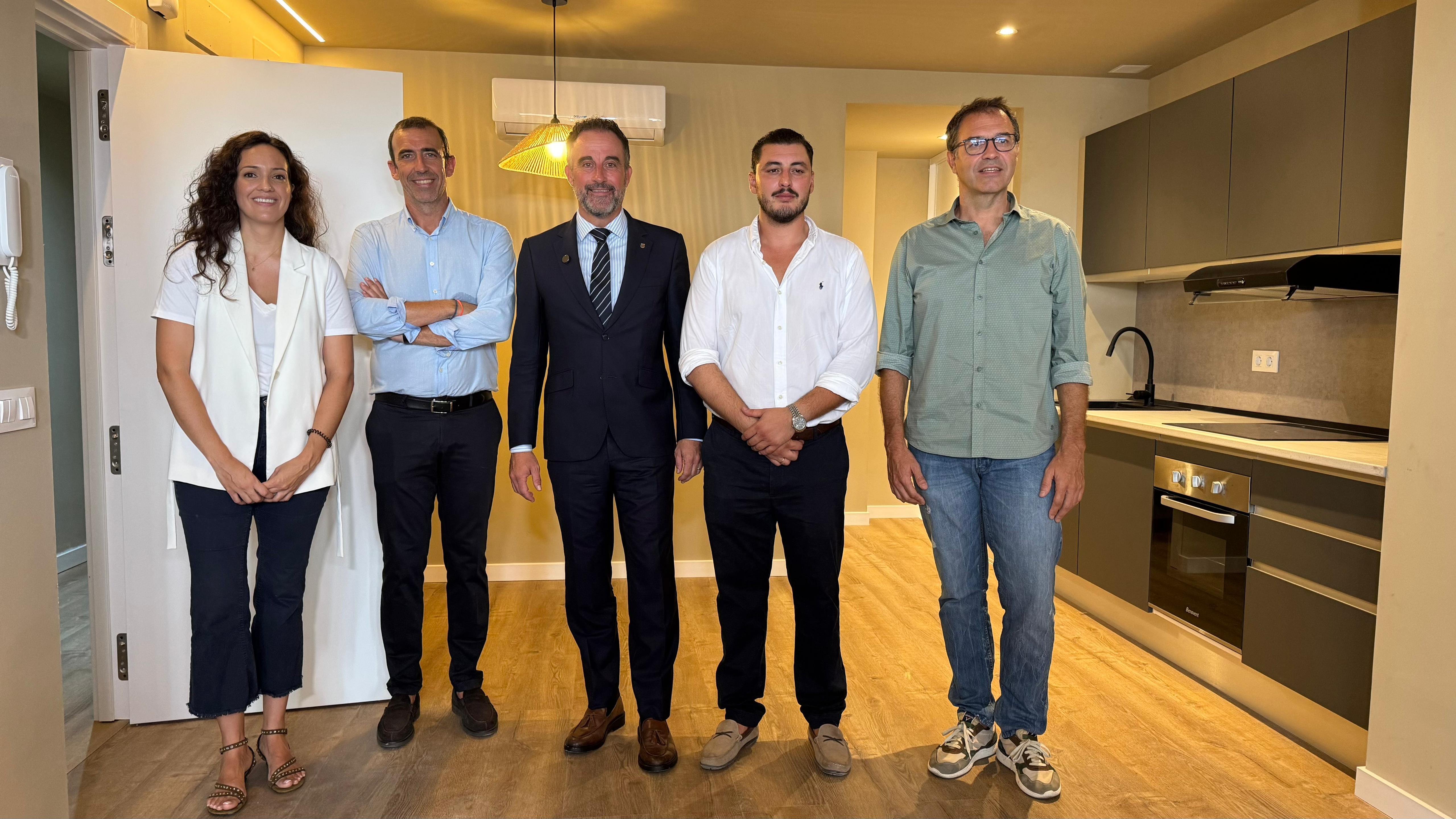 Visita a un dels habitatges de la regidora Nuria Hinojosa; el director general d'Habitatge i Arquitectura, José Francisco Reynés; el conseller José Luis Mateo; el gerent de Grup amb Tu, Germán Rocha Bentancur; i el batle de Manacor Miquel Oliver