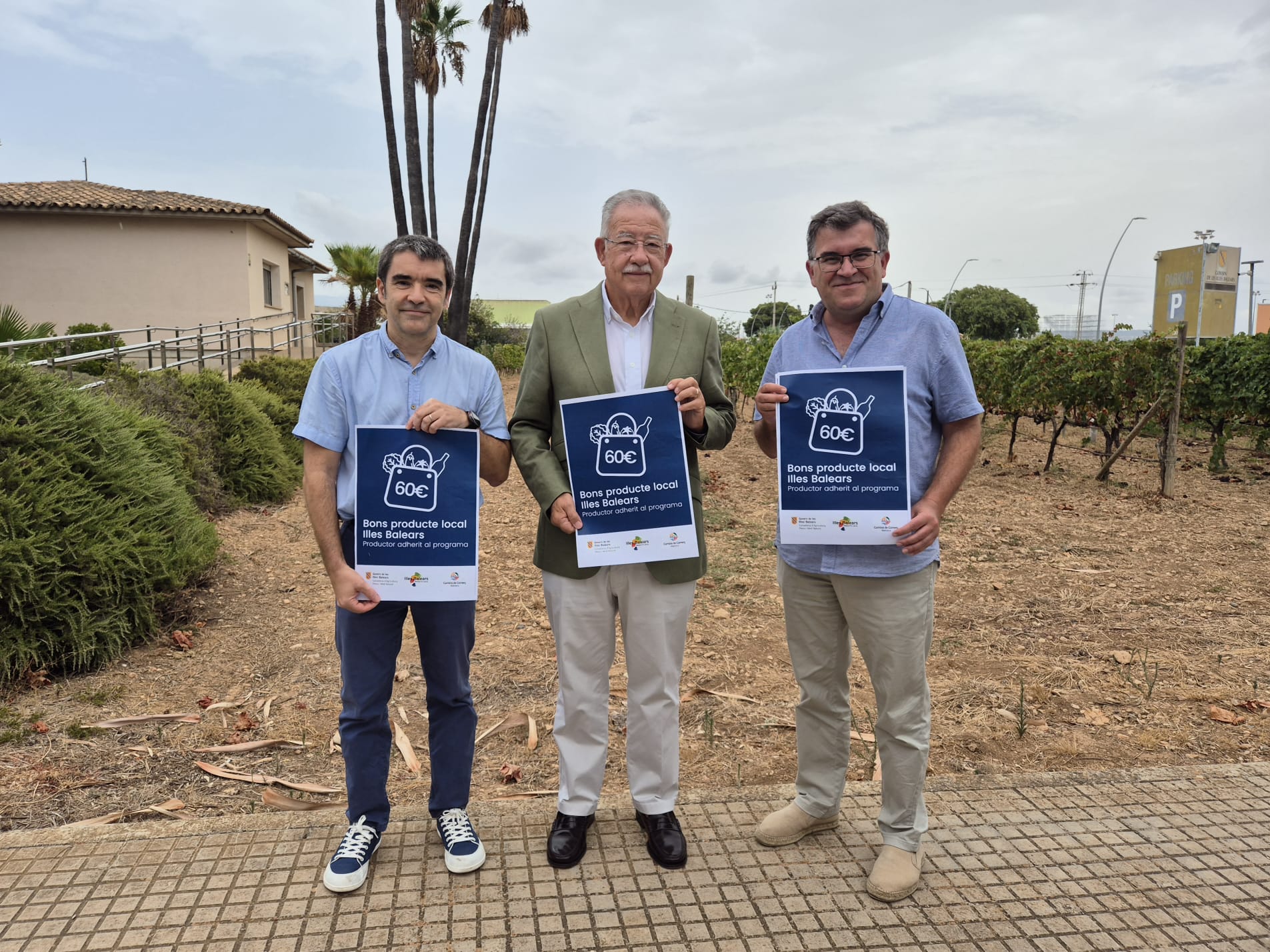 El conseller d'Agricultura, Pesca i Medi Natural, Joan Simonet, juntament amb el president de la Cambra de Comerç de Mallorca, Eduardo Soriano i Joan Llabrés, director general de Qualitat Agroalimentària i Producte Local