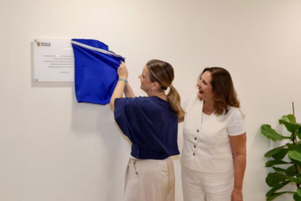 La presidenta Prohens i la consellera García en el moment de descobrir la placa inaugural.