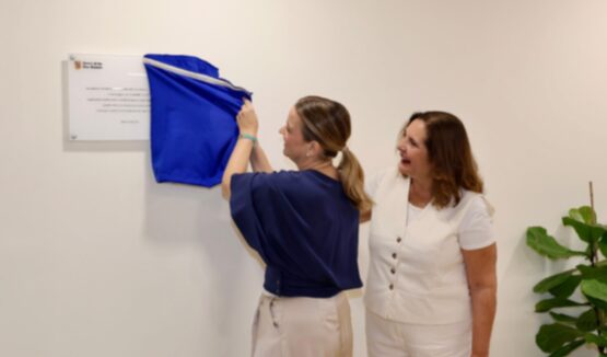 La presidenta Prohens i la consellera García en el moment de descobrir la placa inaugural.