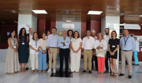 La consellera de Salut, acompanyada pel batle d’Eivissa, Rafael Triguero, i el director general del Servei de Salut, Javier Ureña, amb els professionals sanitaris.