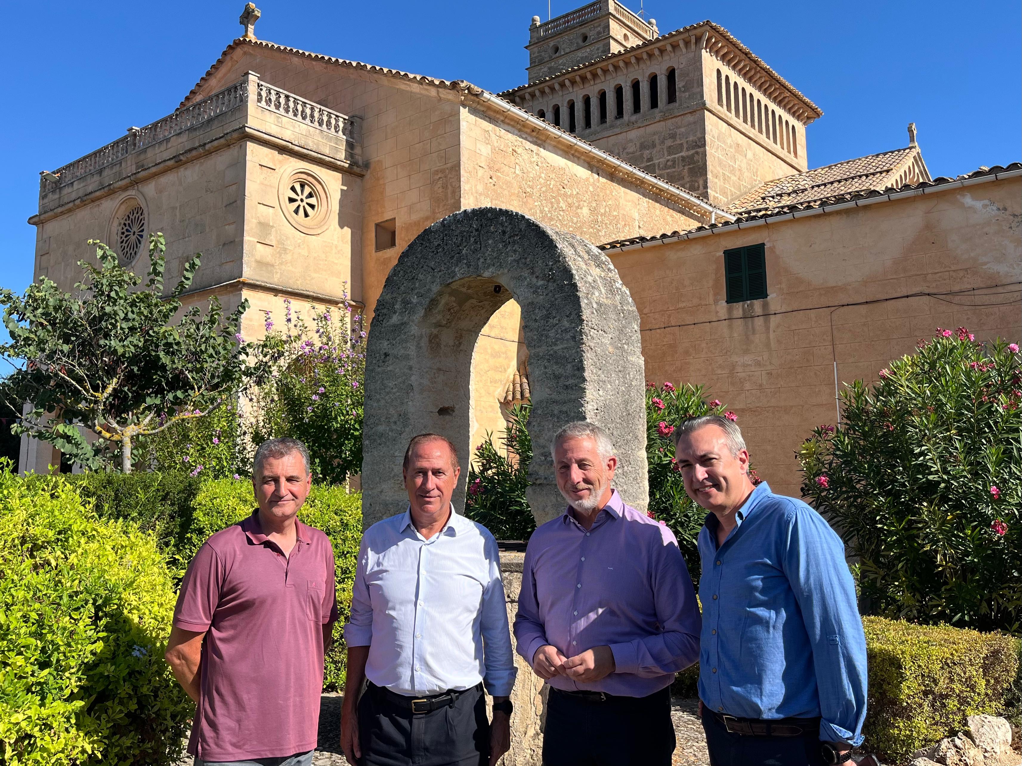 eEl conseller de la Mar i del Cicle de l’Aigua, Juan Manuel Lafuente, i el batle d’Ariany, Joan Ribot, juntament amb el director general de Recursos Hídrics, Joan Calafat, i el secretari general d’Abaqua, Gerard Torrente