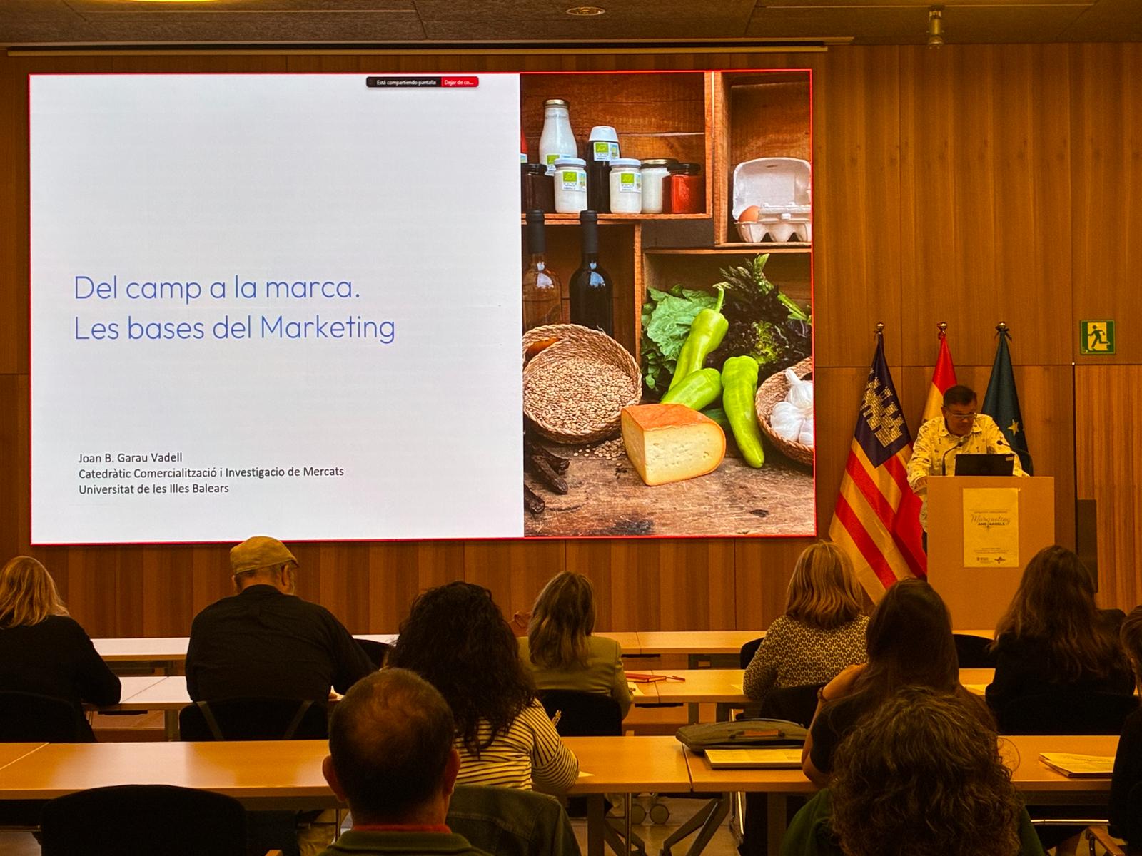 Joan B. Garau ha obert la sessió amb la ponència “Del camp a la marca: les bases del màrqueting agroalimentari”