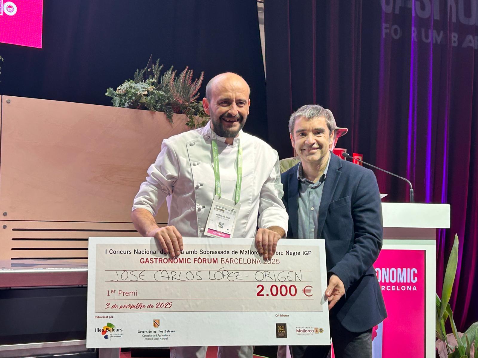 El director general, Joan Llabrés, juntament amb el guanyador del concurso, José Carlos López