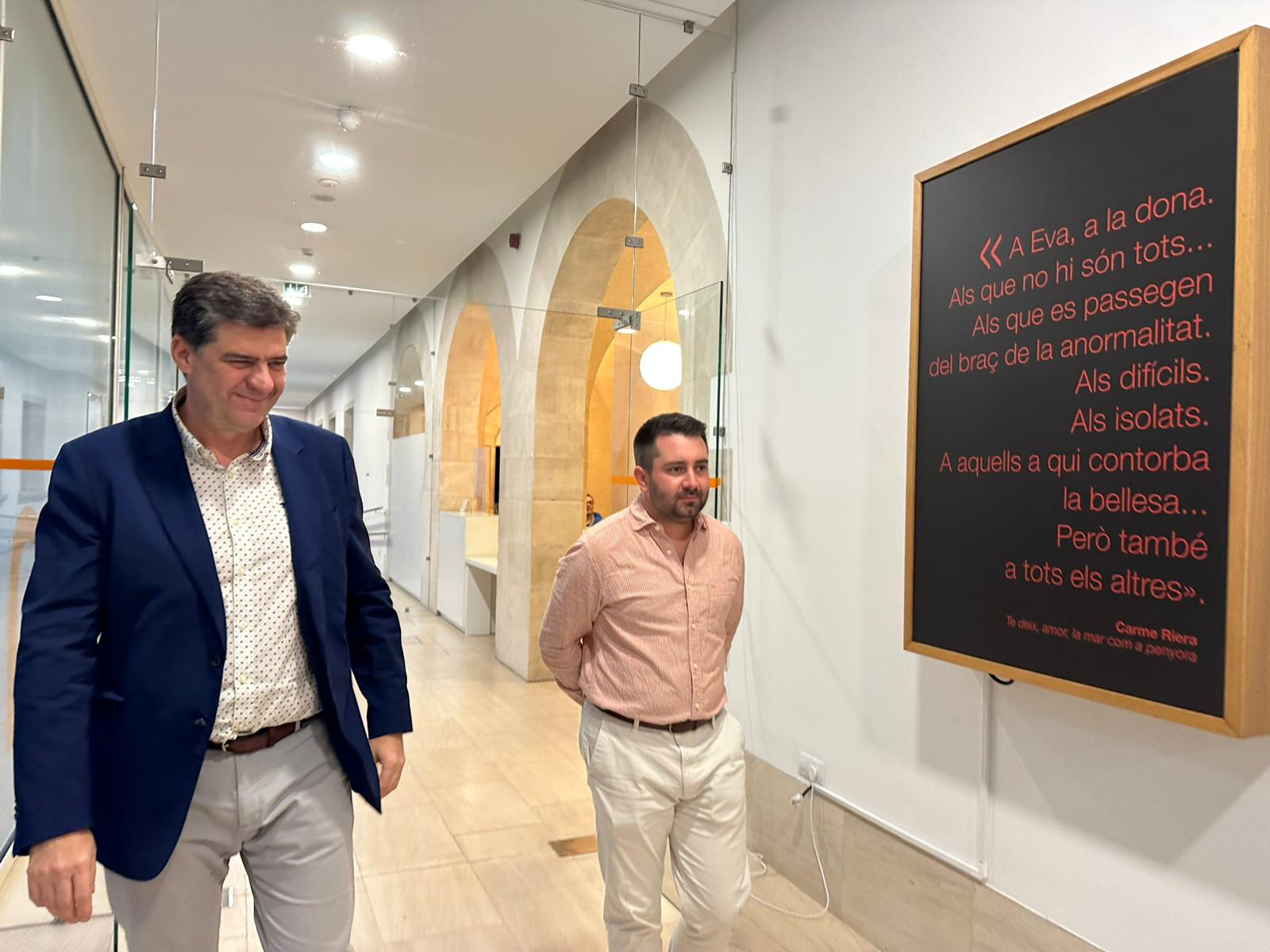 El conseller de Turisme, Cultura i Esports, Jaume Bauzà, acompanyat del director de l’IEB, Llorenç Perelló, visitant l'exposició.