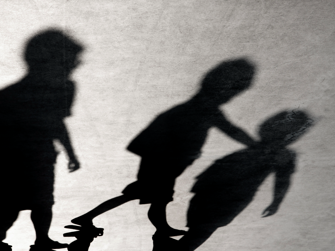 Imatge de les ombres de tres infants.