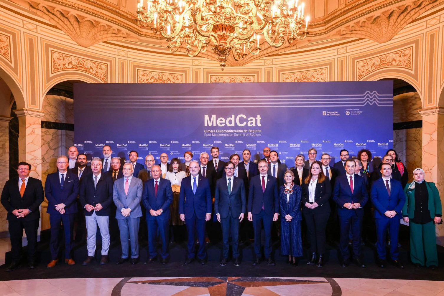 Foto de grup dels participants en la Cimera Euromediterrània de Regions celebrada al Palau de Pedralbes de Barcelona.
