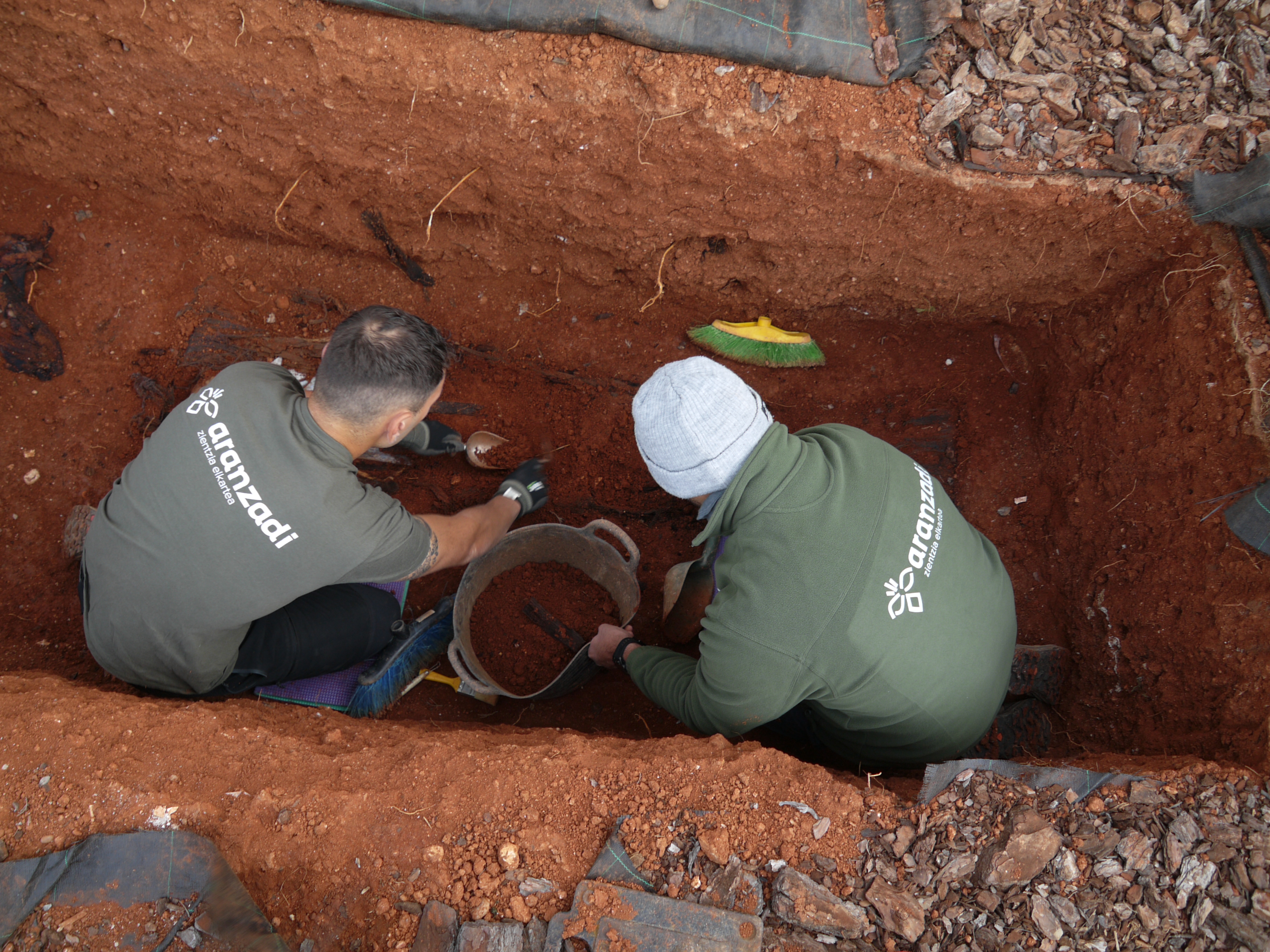  Dos membres de l’equip Aranzadi-ATICS, integrat per especialistes en arqueologia i antropologia forense, avancen en un dels sondejos oberts al cementeri de Ses Figueretes.