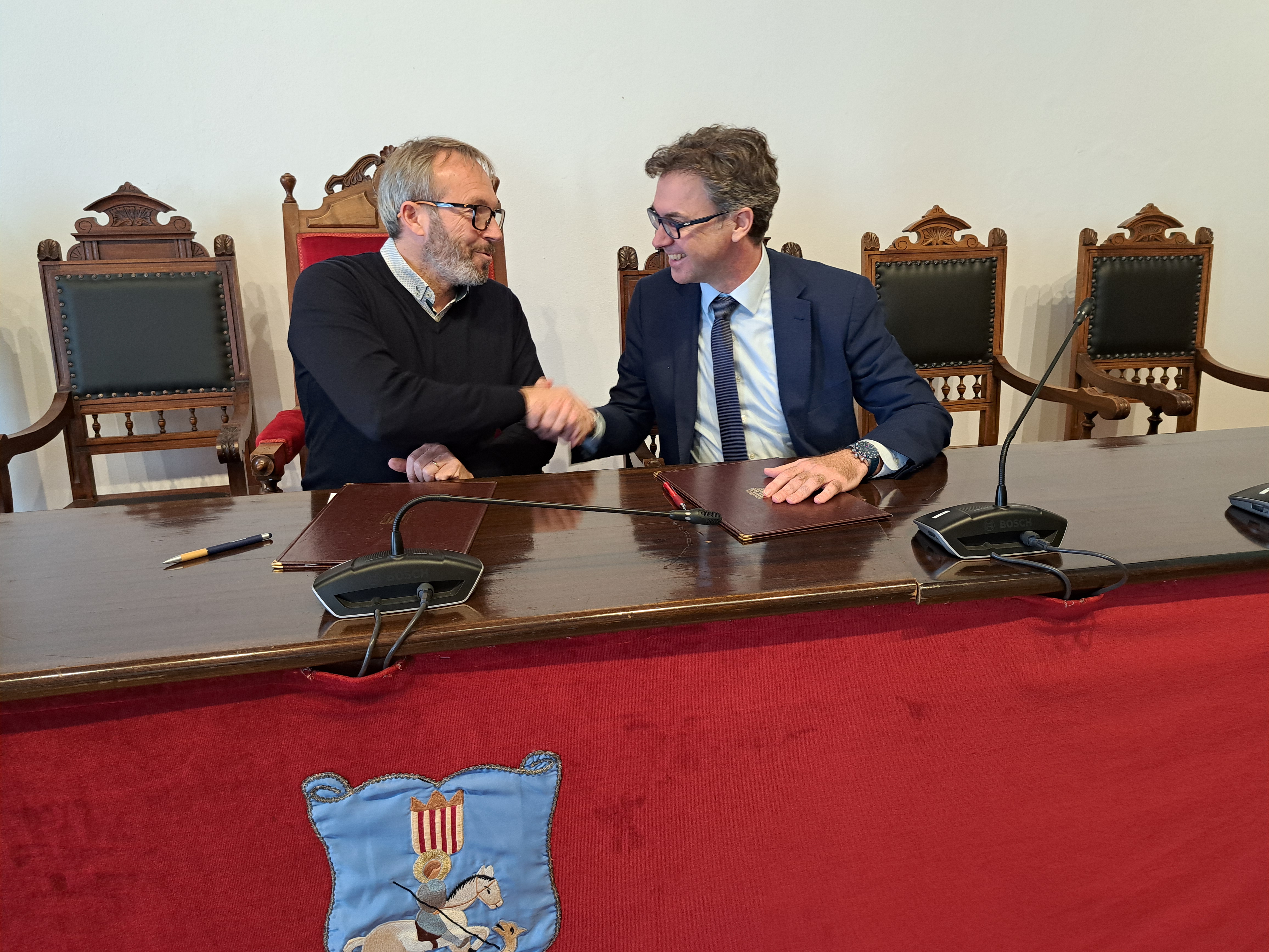 El vicepresident primer i conseller d’Economia, Hisenda i Innovació, Antoni Costa, i el batle des Castell, José Luis Camps