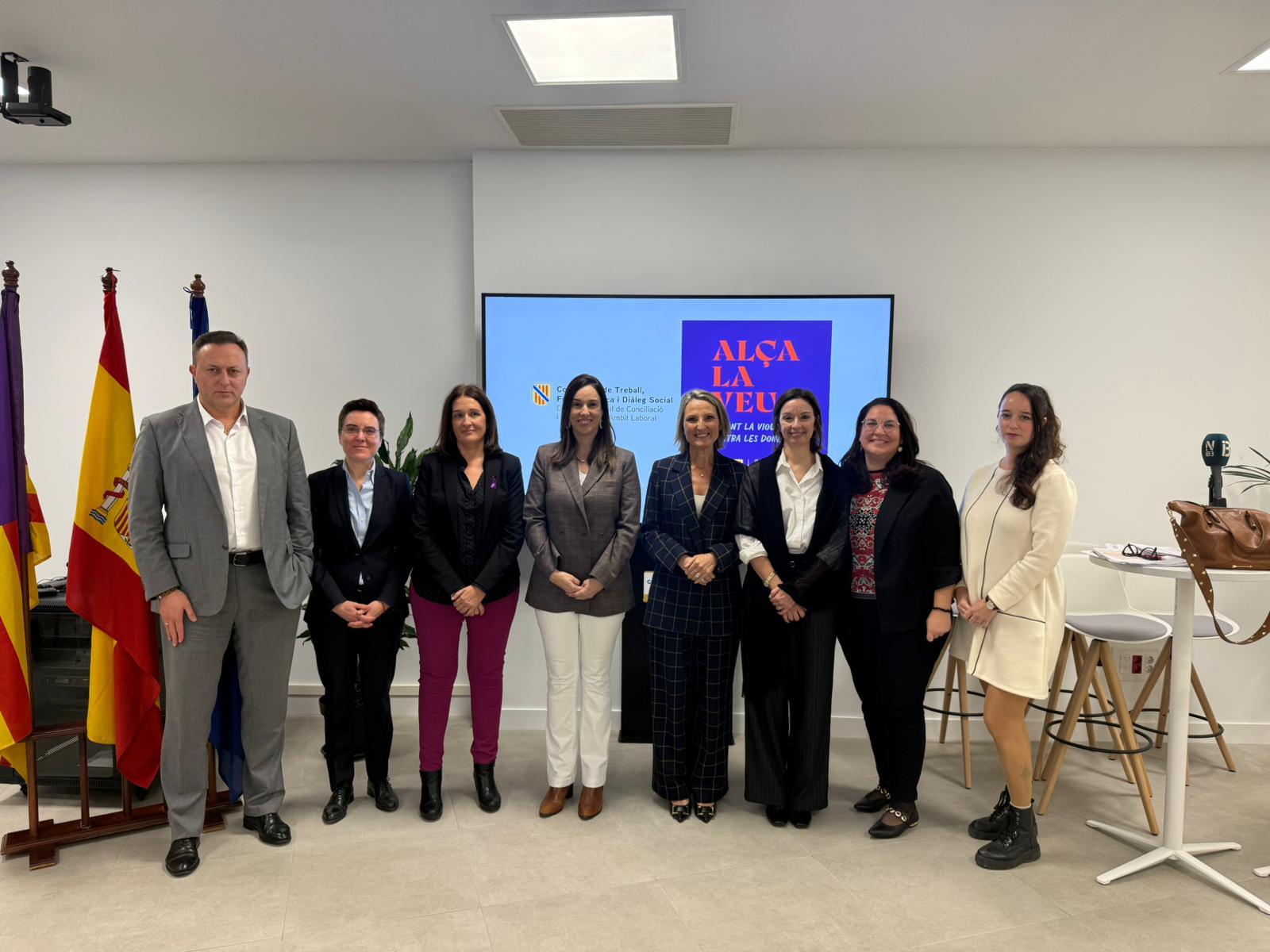 Participants en la taula rodona amb motiu del 25N