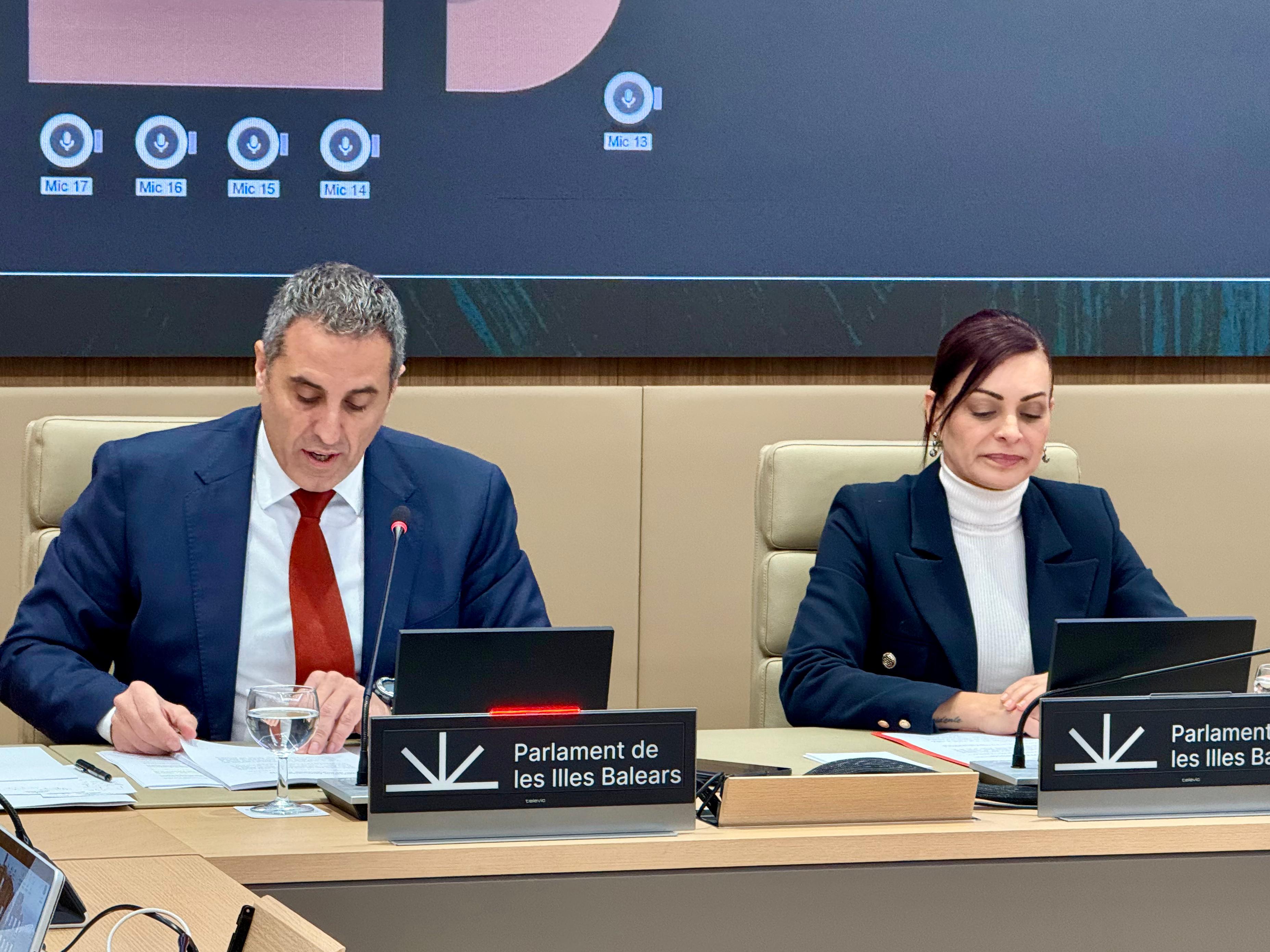 Imatge del director general d’Emergències i Interior, Pablo Gárriz, durant la seva compareixença al Parlament de les Illes Balears. 