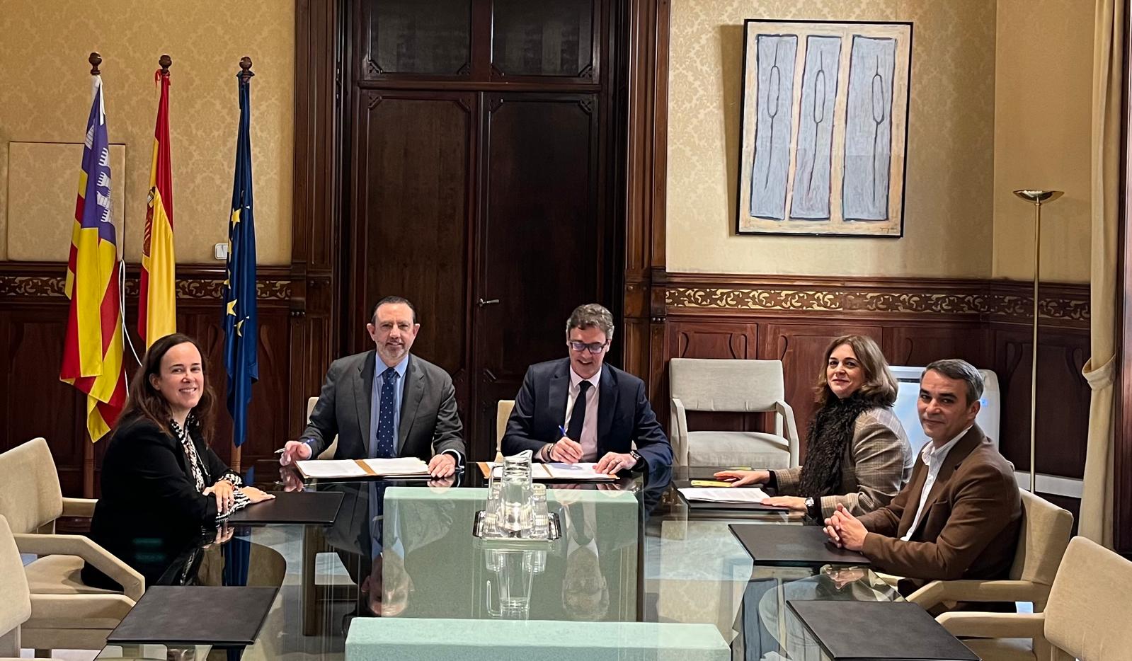 Signatura del conveni per a establir les bases dels préstecs participatius