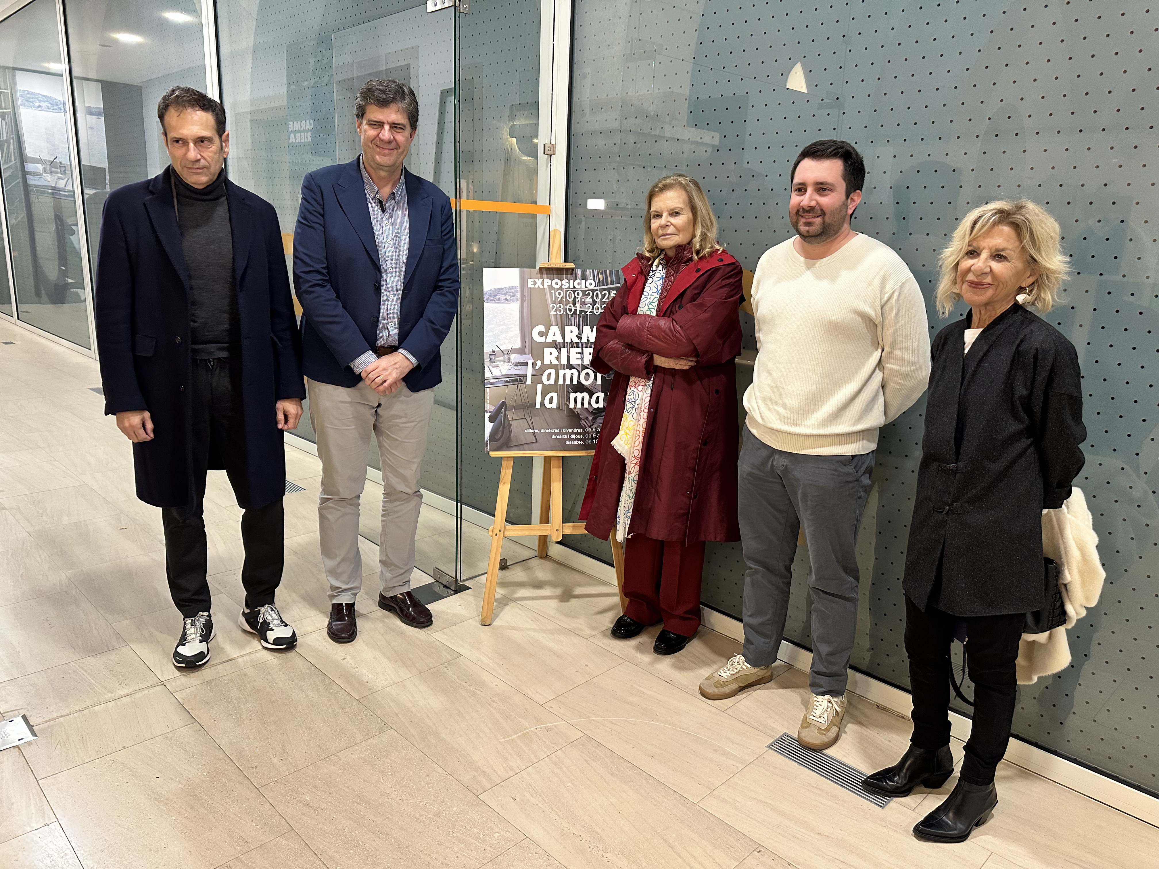 El conseller de Turisme, Cultura i Esports, Jaume Bauzá, i l'escriptora Carme Riera, entre d'altres assistents, a la cloenda del Club de Lectura de Carme Riera.