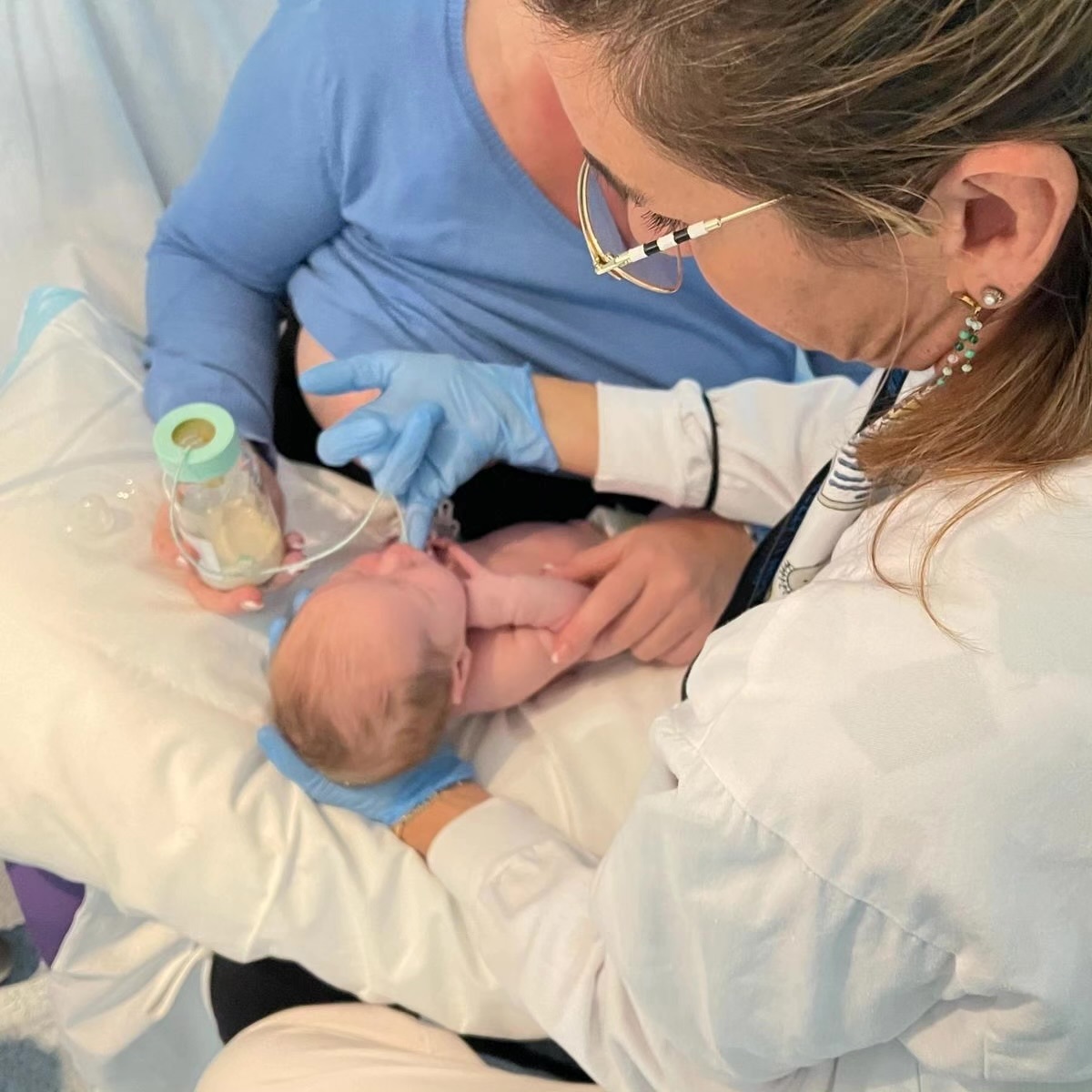 Un nounat és alimentat amb un biberó de llet materna.