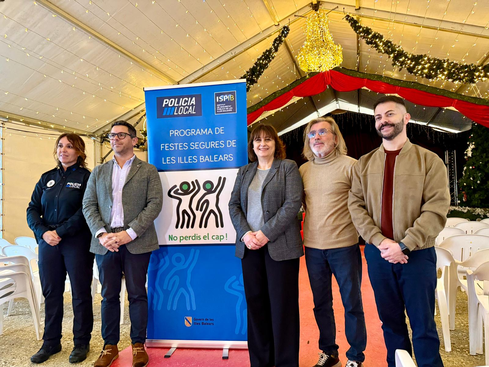 La posada en marxa del programa Festes Segures del Govern ha estat presentada a Eivissa per la vicepresidenta i consellera de Presidència, Antònia Maria Estarellas, juntament amb l’alcalde d’Eivissa, Rafael Triguero.