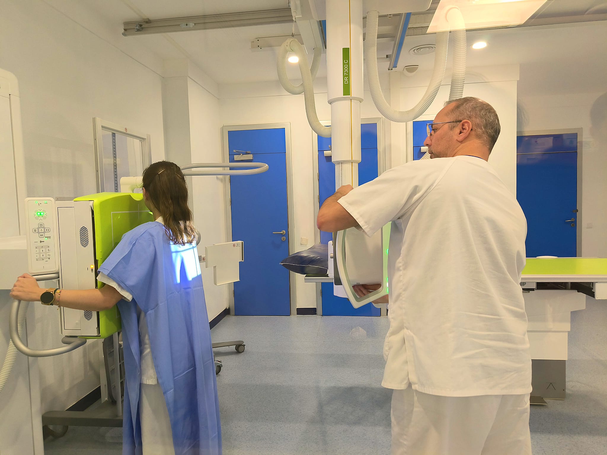 Una dona es fa una prova radiològica.