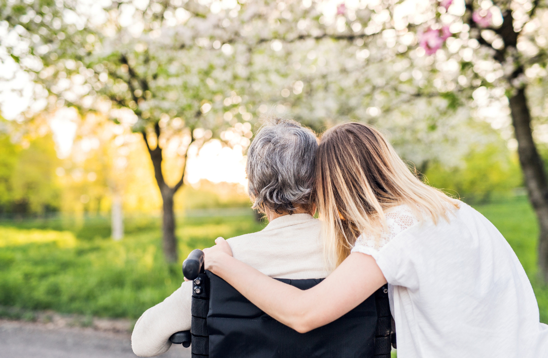 Persona amb discapacitat acompanyada per una dona