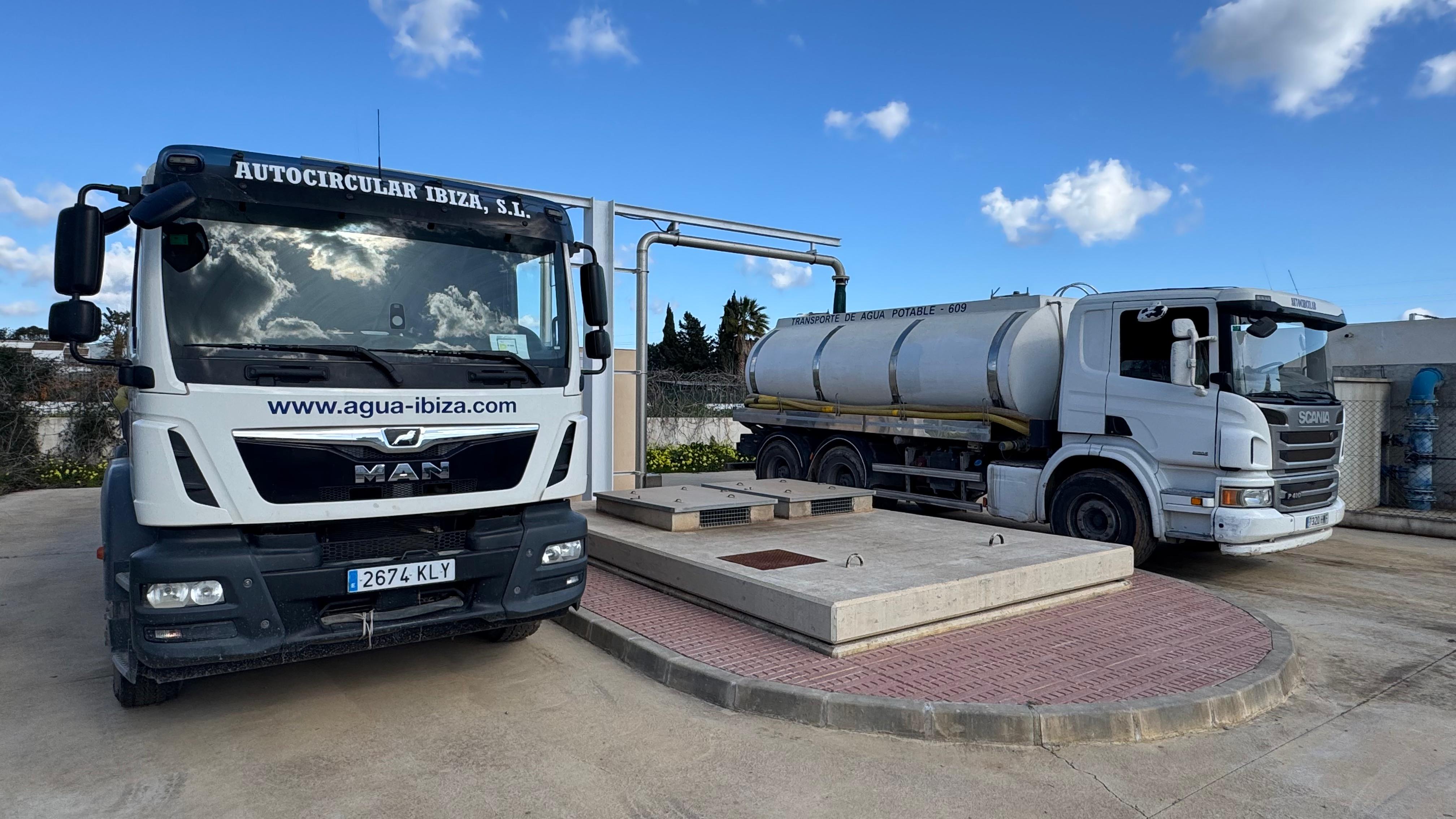 Dos camions cisterna d'Eivissa.