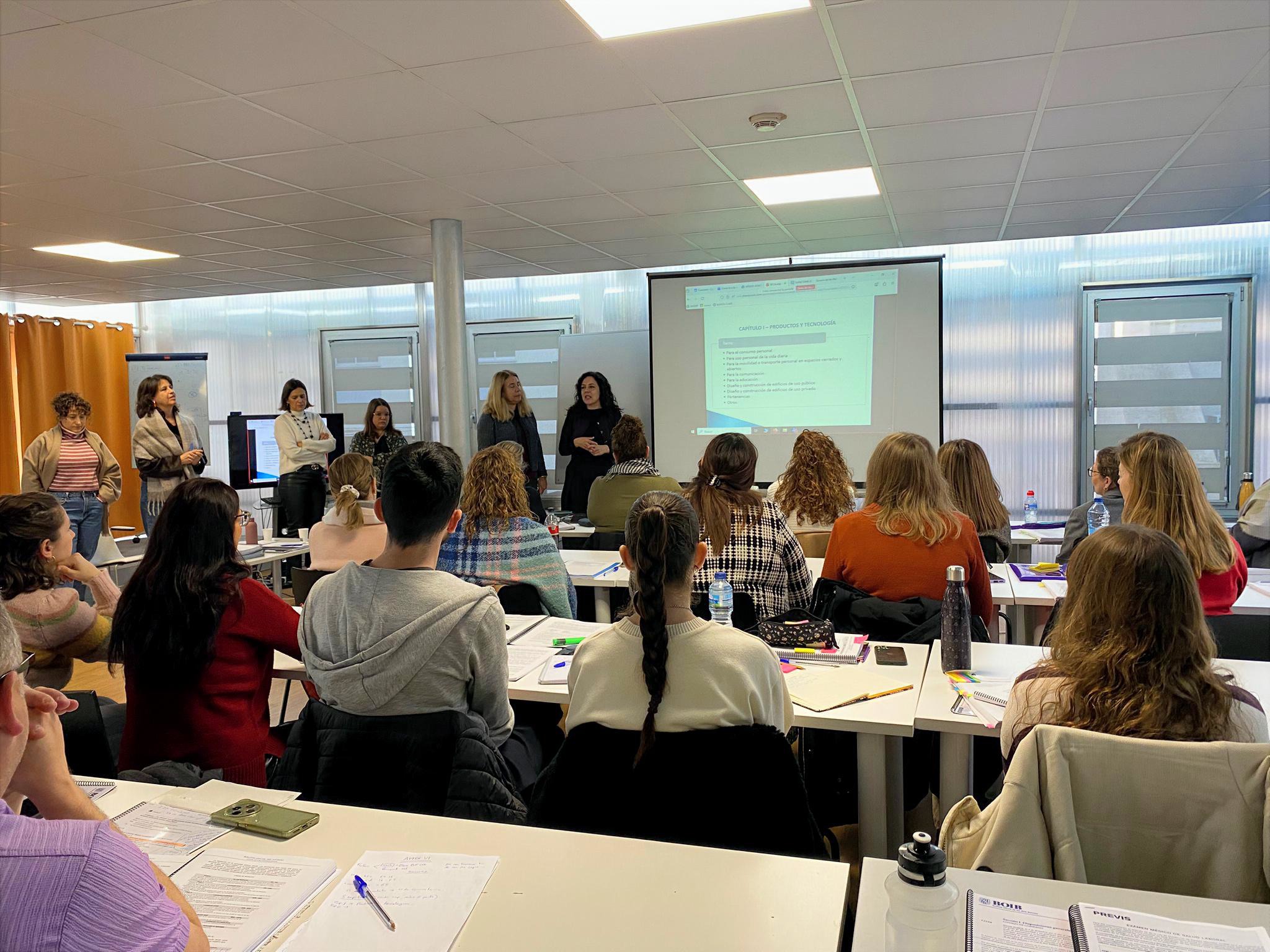 Sandra Fernández i María Castro a l'activitat de formació duta a terme el passat 15 de gener.