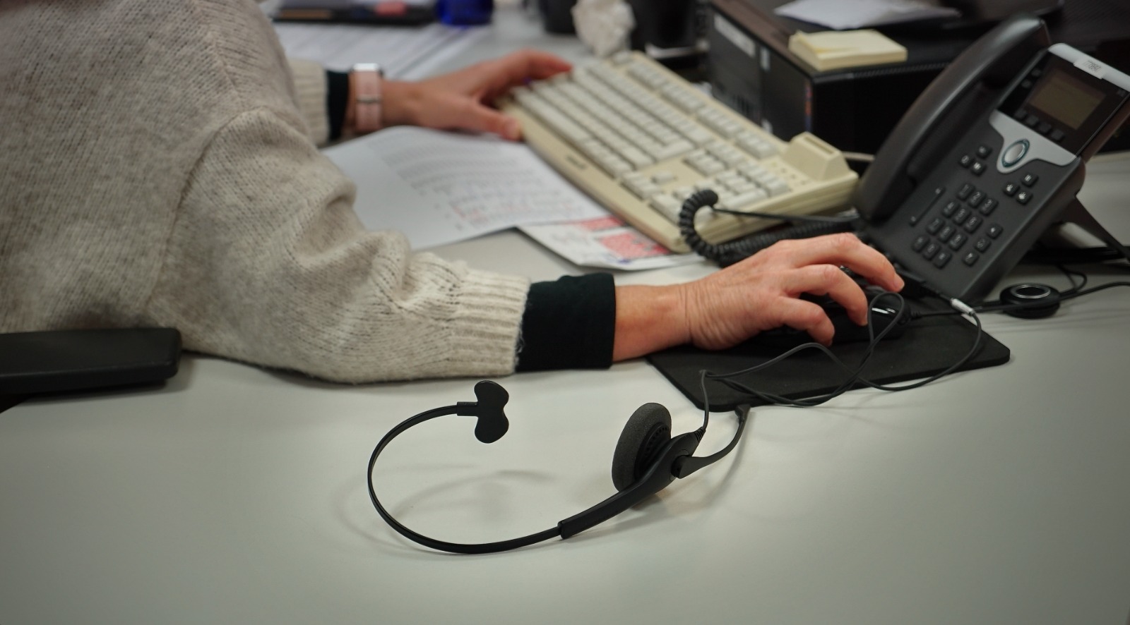 Un funcionari treballa a la seva taula.