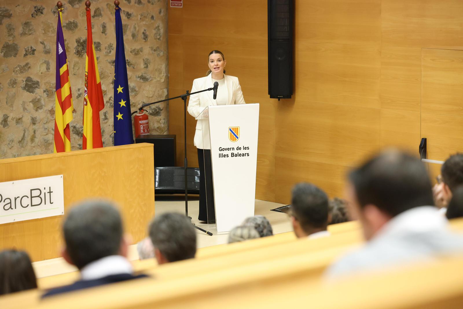 La presidenta Prohens presenta, des d'un faristol, el Pla d’Atracció i Fidelització d’Empreses i Talent del ParcBit.