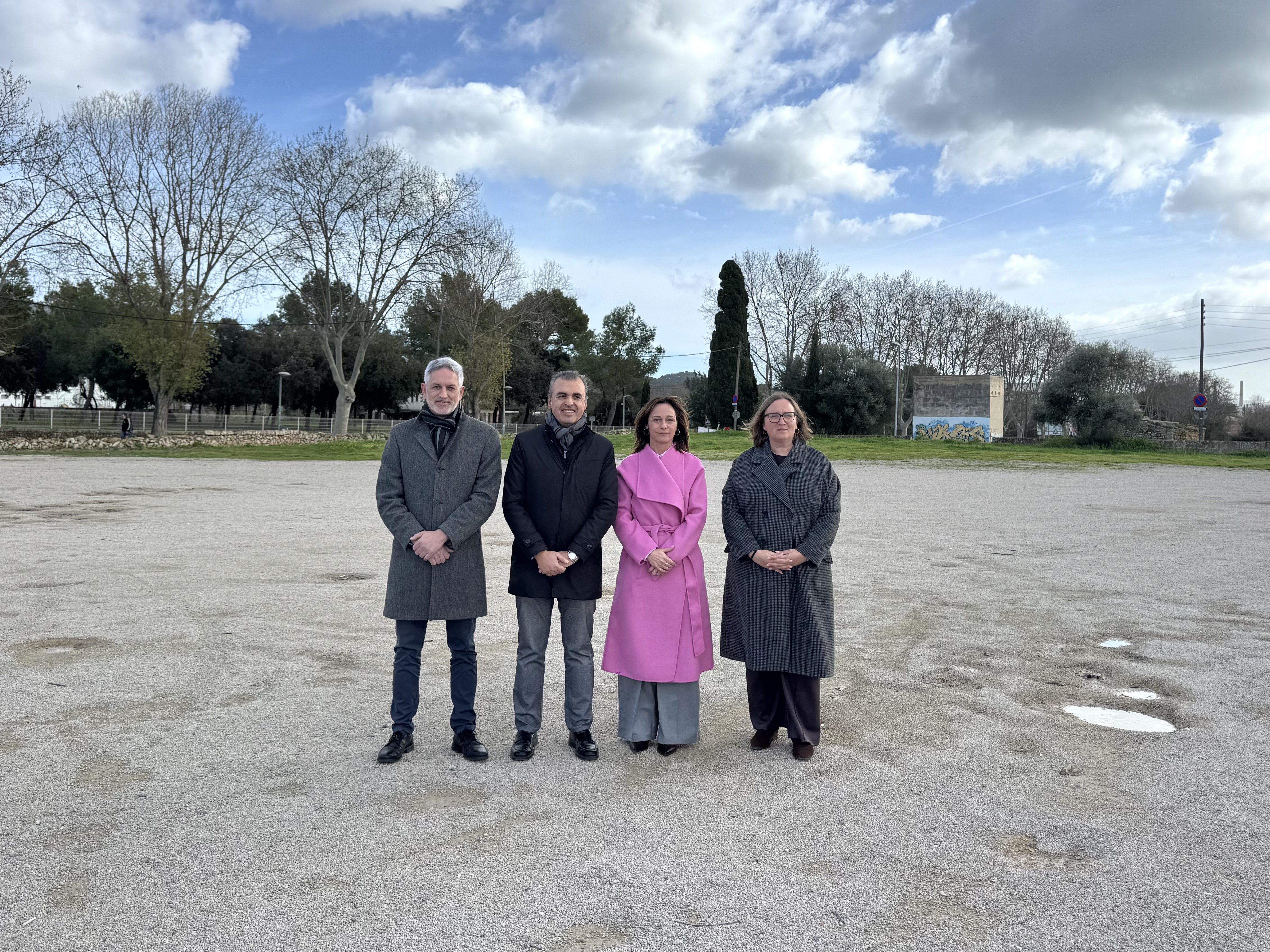 Fotografia de grup en els terrenys que acolliran el nou Centre Integrat de Formació Professional (CIFP) d’Alcúdia.