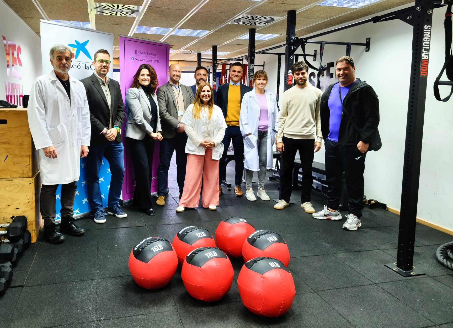Representants d'Acció Social de CaixaBank a Balears, de l'Hospital d'Inca i del Servei de Salut, a la sala d'activitat física.