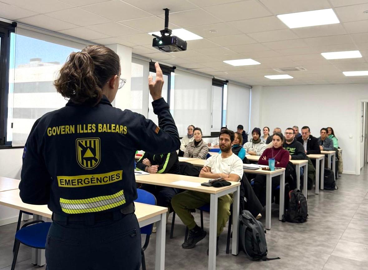 Una docent d'Emergències dirigint-se a alumnes durant la sessió inaugural del curs bàsic dels voluntaris de Protecció Civil a Eivissa.