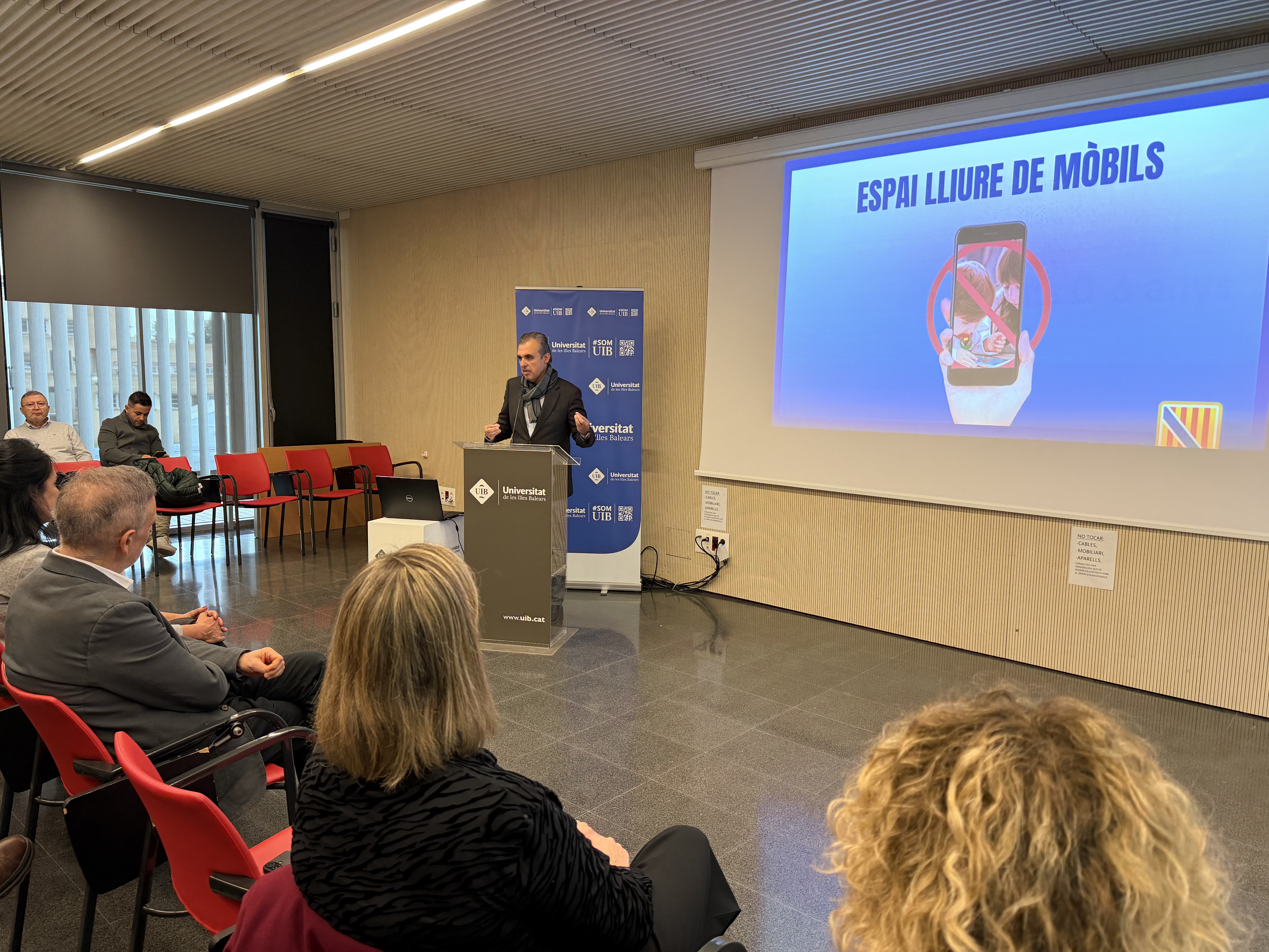 El conseller Vera durant la presentació dels espais lliures de mòbils.