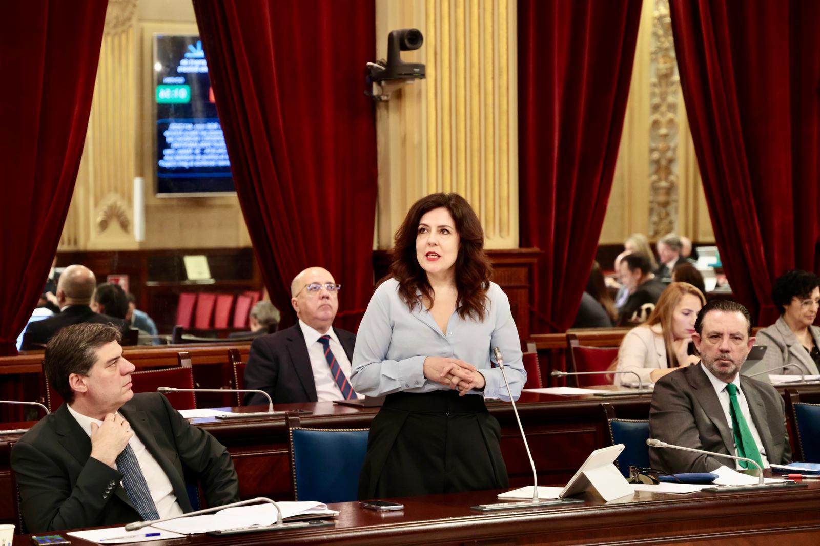  La consellera Sandra Fernández, al Parlament de les Illes Balears.