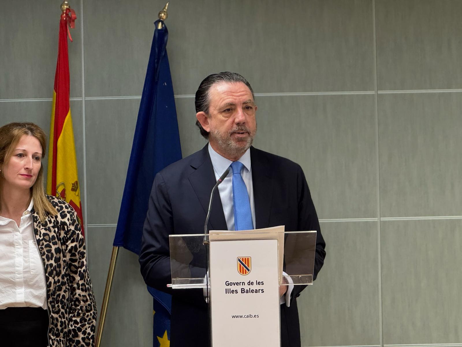  El conseller Alejandro Saénz de San Pedro i la directora general d'autònoms Maria Antònia Sansó, durant la roda de premsa.