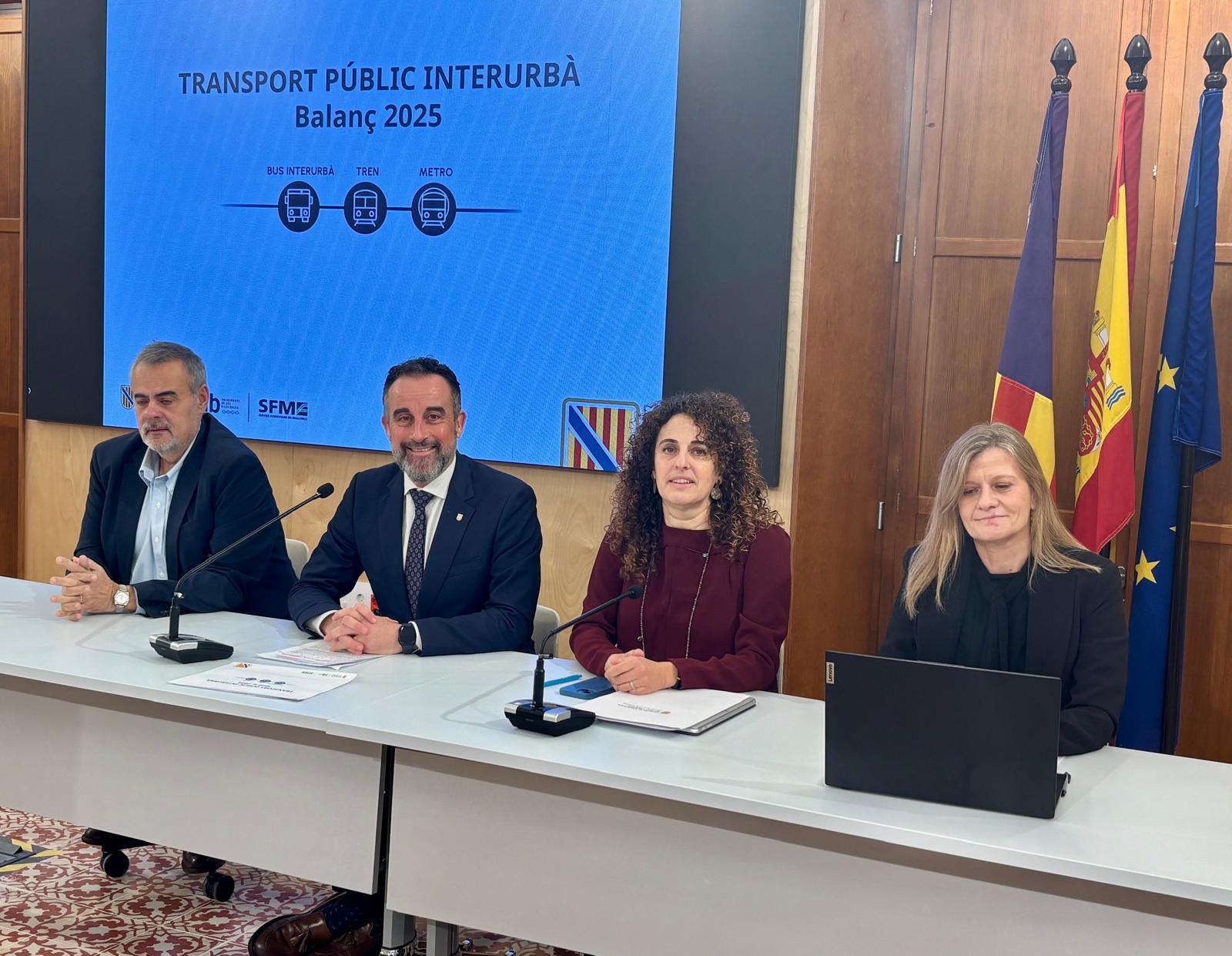 El gerent de Serveis Ferroviaris de Mallorca, José Ramón Orta; el conseller d’Habitatge, Territori i Mobilitat, José Luis Mateo; la directora general de Mobilitat, Lorena del Valle, i la gerent del Consorci de Transports de Mallorca, Lluïsa Serra